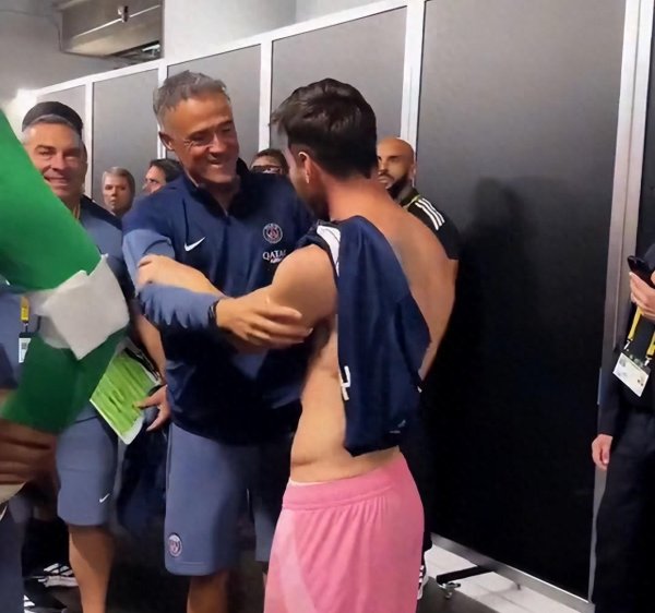 国融汇通 4比0！赛后巴黎主帅恩里克与梅西拥抱，称比赛“几乎完美”