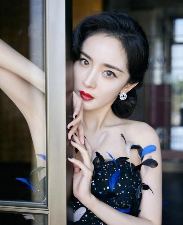 好牛优配 杨幂带火迪丽热巴，却遭王一菲吐槽？与旗下艺人的关系藏争议