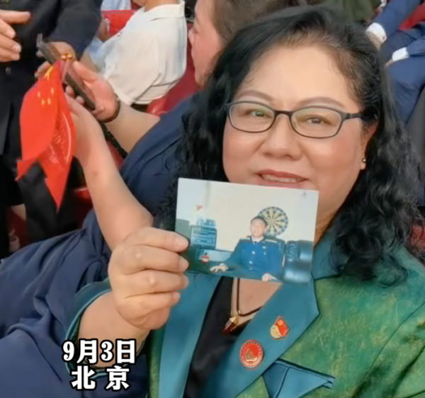 股门在线 “海空卫士”王伟遗孀在京观看阅兵：他今天会跟着我一块仰望天空