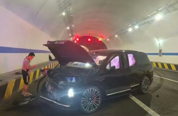 米升网 蔚来高管回应全新ES8隧道碰撞：系工作车意外，非辅助驾驶