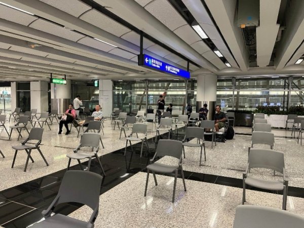 联丰配资 香港国际机场受台风影响或取消约100趟航班！含飞内地线路