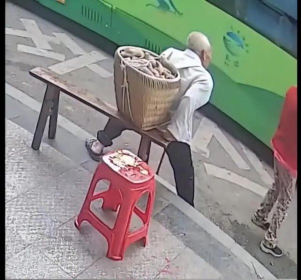 策略宝 重庆一背篓老人等公交被拒载，当地回应：属实，性质比较恶劣，涉事司机已被开除